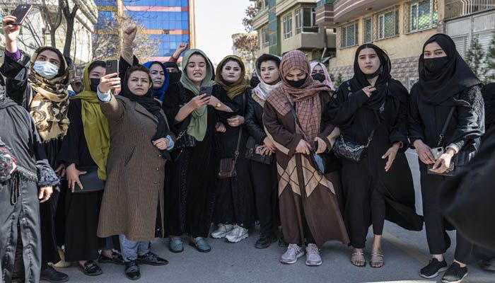 
আন্তর্জাতিক নারী দিবস উপলক্ষে আফগান নারীরা তাদের অধিকারের দাবিতে গত বুধবার কাবুলে বিক্ষোভ করেন। ছবি : এএফপি