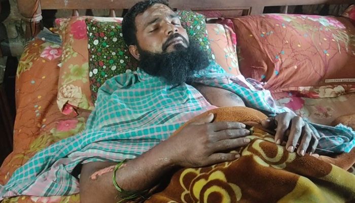 চোখের সামনে দুই সন্তান ও স্ত্রীর দাফন, ছুঁতেও পারলেন না অলি