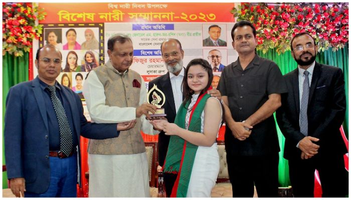 ১২ বছর বয়সেই নারী সম্মাননা পেলেন লুবাবা