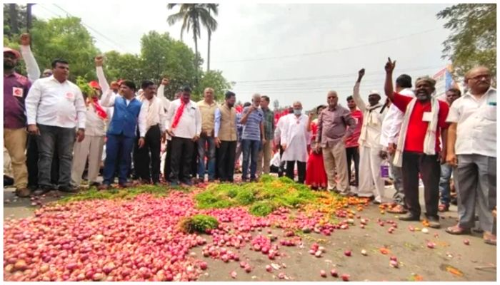 পেঁয়াজের ন্যায্যমূল্যের দাবিতে আন্দোলনে মহারাষ্ট্রের চাষিরা 
