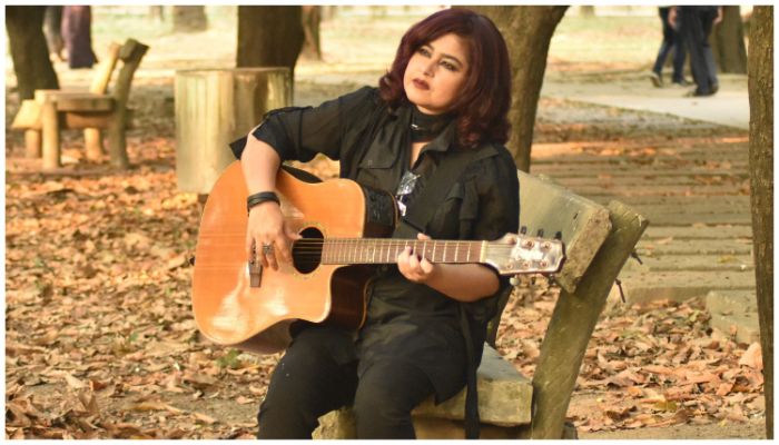 নতুন ব্যান্ডে সরব প্রথম নারী গিটারিস্ট