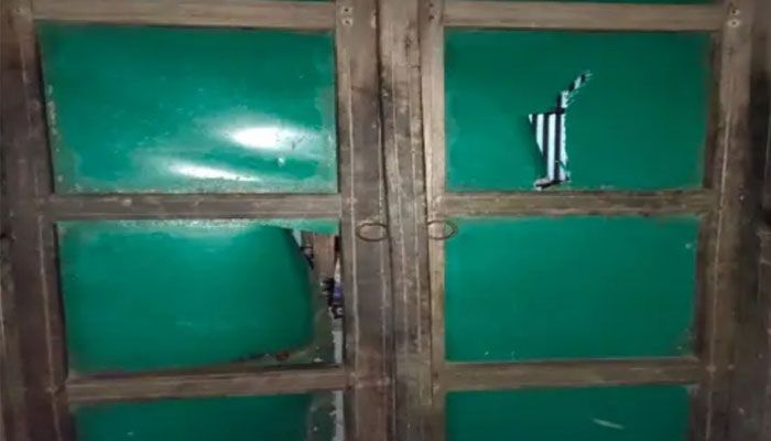 ইভটিজিংয়ের প্রতিবাদ করায় বাড়িতে কিশোর গ্যাংয়ের হামলা