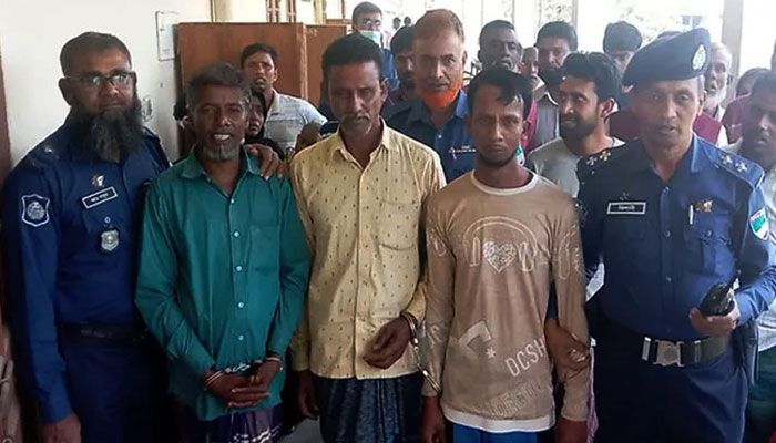 কুষ্টিয়ার মিরপুরে পূর্বশত্রুতার জেরে রুনা খাতুন নামের এক গৃহবধূকে হত্যার দায়ে তিনজনকে যাবজ্জীবন কারাদণ্ড দিয়েছেন আদালত। প্রবা ফটো