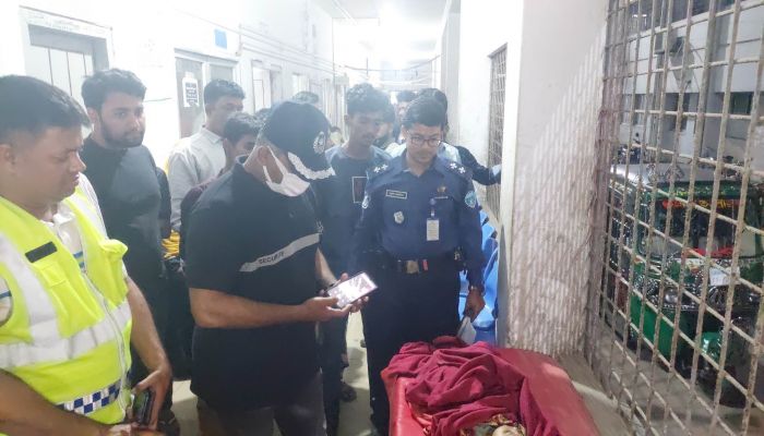 শিশুকে রাস্তায় আছড়ে মারার অভিযোগে বাবা আটক