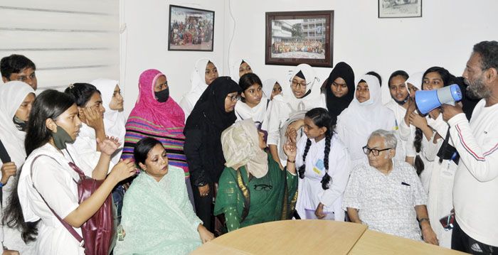 সিদ্ধেশ্বরী গার্লস কলেজের সরকারিকরণ প্রধানমন্ত্রীর সিদ্ধান্ত দ্রুত বাস্তবায়নের দাবিতে শিক্ষার্থীরা কলেজের ভারপ্রাপ্ত অধ্যক্ষকে অবরুদ্ধ করে রাখেন । ছবি : আলী হোসেন মিন্টু