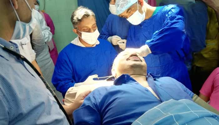 এবার কাচের দরজা ভেঙে আহত সাবেক মেয়র নাছির, মাথায় ৩ সেলাই