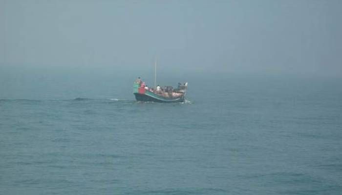 সাগরে ভাসমান ট্রলার। ফাইল ফটো