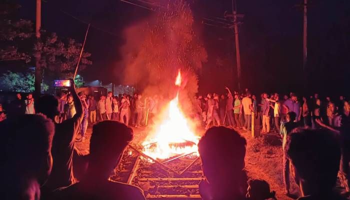 রেললাইনে আগুন। প্রবা ফটো