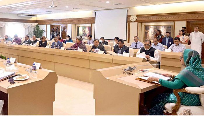 প্রধানমন্ত্রীর কার্যালয়ে মন্ত্রিপরিষদের বৈঠকে প্রধানমন্ত্রী শেখ হাসিনাসহ অন্য সদস্যরা। ছবি : পিআইডি