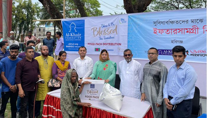 হবিগঞ্জে আল-খায়ের ফাউন্ডেশন ও প্রতিদিনের বাংলাদেশ পত্রিকার পাঠক ফোরাম সংগঠন ‘অদম্য বাংলাদেশ’ যৌথ উদ্যোগে ইফতারসামগ্রী বিতরণ করেছে। প্রবা ফটো