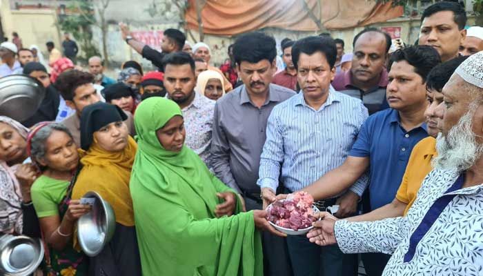 রোজা উপলক্ষে ৫ হাজার পরিবারের মাঝে গরুর মাংস বিতরণ