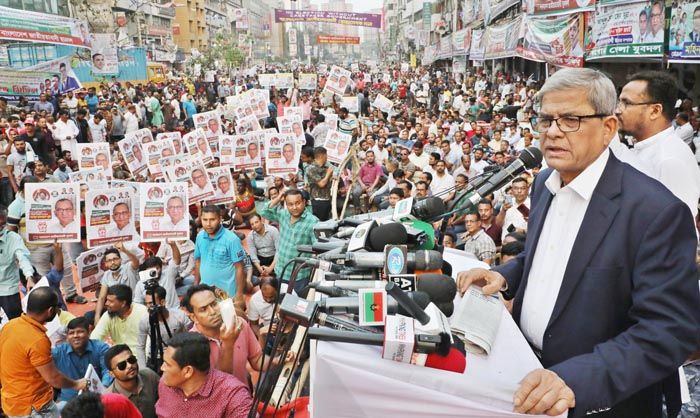 নয়াপল্টন বিএনপির কেন্দ্রীয় কার্যালয়ের সামনে যুবদল আয়োজিত বিক্ষোভ সমাবেশে বক্তব্য দেন বিএনপি মহাসচিব মির্জা ফখরুল ইসলাম আলমগীর । ছবি : রুবেল রশীদ 
