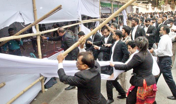 সুপ্রিম কোর্ট আইনজীবী সমিতির নির্বাচনে ভোট চলাকালে আওয়ামী লীগ ও বিএনপিপন্থি আইনজীবীদের মধ্যে সংঘর্ষ হয় ।ছবি : প্রবা 