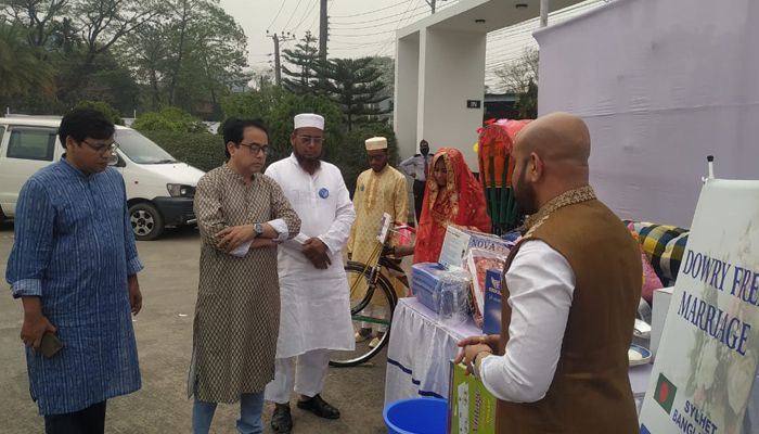 নবদম্পতিদের আল খায়ের ফাউন্ডেশন ও প্রতিদিনের বাংলাদেশের পক্ষ থেকে বিভিন্ন উপহার দেওয়া হয়। প্রবা ফটো 
