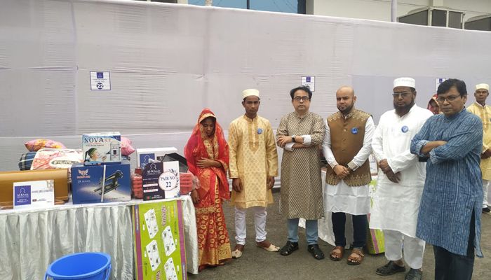 নবদম্পতিদের উপহার দিচ্ছেন আল খায়ের ফাউন্ডেশনের কান্ট্রি ডিরেক্টর তারেক মাহমুদ সজিব ও  প্রতিদিনের বাংলাদেশের সম্পাদক মুস্তাফিজ শফি। প্রবা ফটো