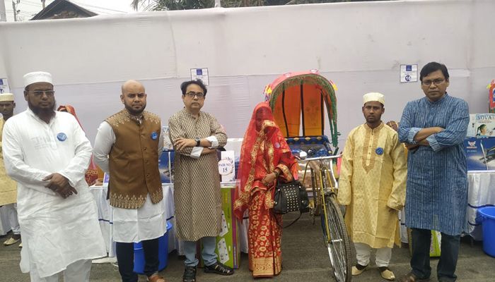 আল খায়ের ফাউন্ডেশন ও  প্রতিদিনের বাংলাদেশের পক্ষ থেকে রিকশা উপহার পায় এক দম্পতি। প্রবা ফটো
