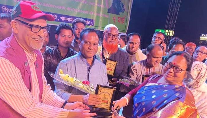 খানসামায় গর্বিত মা-বাবাকে ফুলেল শুভেচ্ছা ও ক্রেস্ট প্রদান করা হয়। প্রবা ফটো
