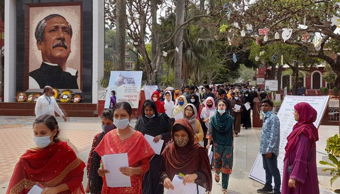 মেডিকেলে ভর্তি : পরীক্ষার্থীর দাবি পূর্ণ সিলেবাস থেকেই এসেছে প্রশ্ন