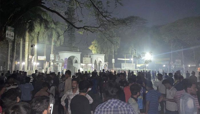 ইবি শিক্ষার্থীকে মারধর, প্রতিবাদে মহাসড়ক অবরোধ