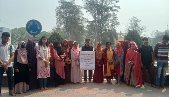 শিক্ষার্থীদের ওপর হামলার ঘটনায় খালি পায়ে দাঁড়িয়ে রাবি শিক্ষকের প্রতিবাদ