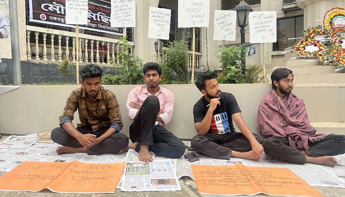 প্রশাসনের আশ্বাসে কুবি ছাত্রলীগের ৪ নেতার অনশন স্থগিত