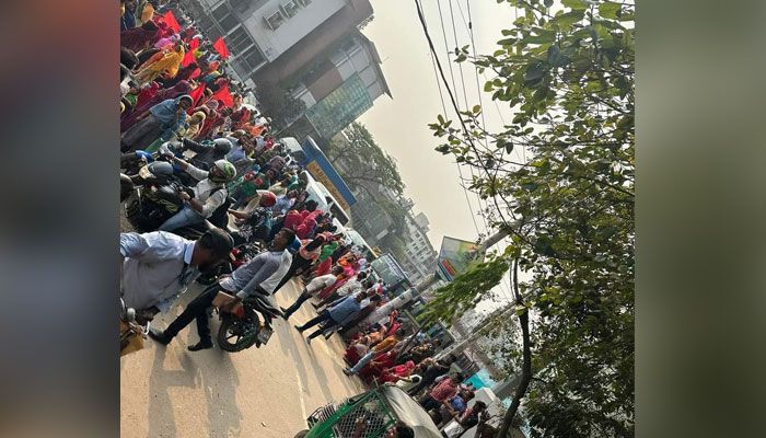 উত্তরায় বেতনের দাবিতে পোশাক শ্রমিকদের রাস্তা অবরোধ 