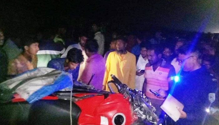 বৃহস্পতিবার দিনাজপুরের চিরিরবন্দর উপজেলায় ট্রাককে ওভারটেক করতে গিয়ে মোটরসাইকেলের দুই আরোহী নিহত। প্রবা ফটো 