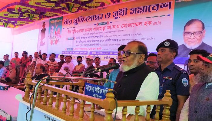 শুক্রবার নোয়াখালীর হাতিয়ায় উপজেলা আওয়ামী লীগের আয়োজনে বীর মুক্তিযোদ্ধা ও সুধী সমাবেশে মুক্তিযুদ্ধমন্ত্রী আ ক ম মোজাম্মেল হক। প্রবা ফটো