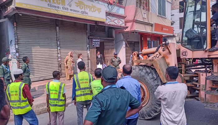 মুক্তিযোদ্ধার বাড়ির সামনে সিটি করপোরেশনের বুলডোজার