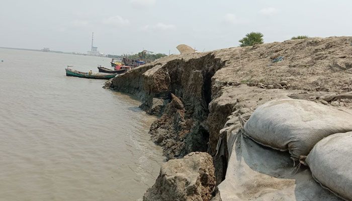পায়রার বাঁধে ফের ভাঙন, অর্ধেক ইউনিয়ন ডুবে যাওয়ার শঙ্কা