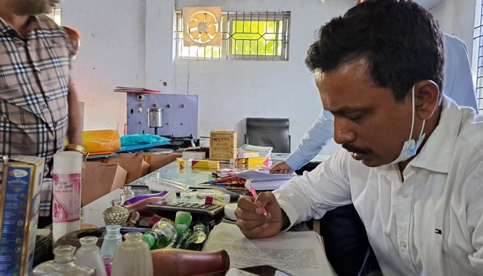 নকল প্রসাধনী তৈরির দায়ে কলিন্স কসমেটিকসকে ২ লাখ টাকা জরিমানা