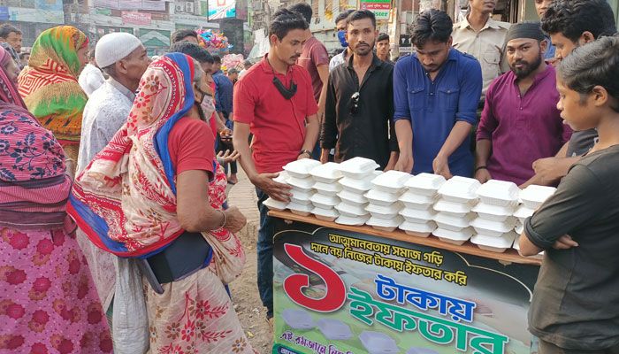 শখের ক্যামেরা বিক্রি করে এক টাকায় ইফতারের আয়োজন