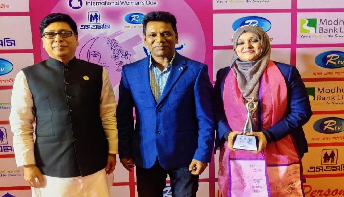 ‘জয়া আলোকিত নারী' সম্মাননা পেলেন ব্যাডমিন্টন তারকা এলিনা