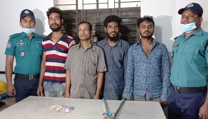 ডাকাতির সময় চিৎকার করায় কলেজছাত্রকে হত্যা করা হয় : ডিবি