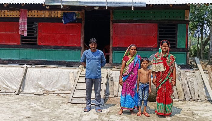 ‘খাবার জোটেনা, ওষুধ কিনব কীভাবে’