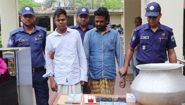 নওগাঁয় পথরোধ করে টাকা ছিনতাইয়ের ঘটনায় গ্রেপ্তার ২