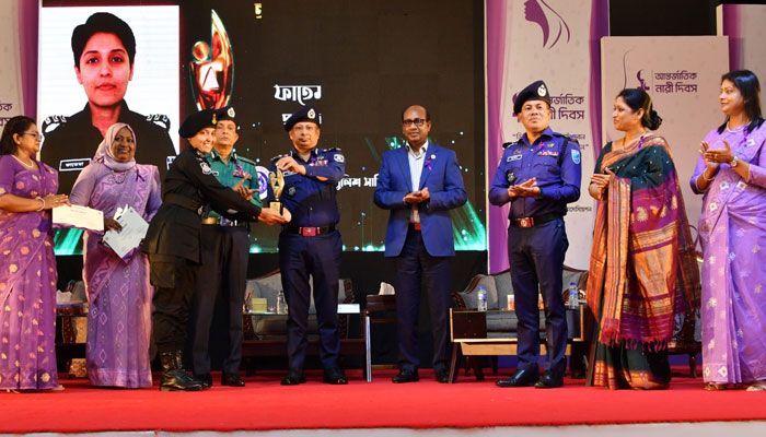 নারী সদস্যদের কারণে পুলিশের সক্ষমতা বেড়েছে : আইজিপি