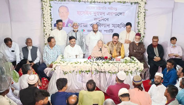 রাজধানীর গুলশানে বিরোধীদলীয় নেতার বাসভবনে আয়োজিত কেক কাটা ও দোয়া অনুষ্ঠানে রওশন এরশাদ ও অন্যান্য নেতাকর্মীরা। প্রবা ফটো