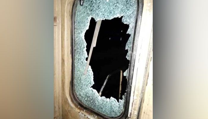 কিশোরগঞ্জে ট্রেন না থামানোয় যাত্রীদের হামলা, রেল কর্মকর্তাসহ আহত ৪