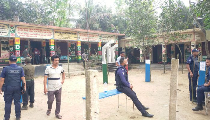 কেন্দ্রের বাইরে জটলা, ভেতরে ফাঁকা