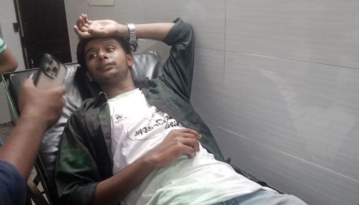 কুষ্টিয়ার ইসলামী বিশ্ববিদ্যালয়ে (ইবি) শিক্ষার্থীদের দুই গ্রুপের সংঘর্ষে প্রতিদিনের বাংলাদেশের প্রতিবেদকসহ তিন শিক্ষার্থী আহত হয়েছেন। প্রবা ফটো