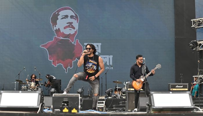 গুলিস্তানে বিস্ফোরণ : নিহতদের স্মরণে জয় বাংলা কনসার্টে এক মিনিট নীরবতা পালন 