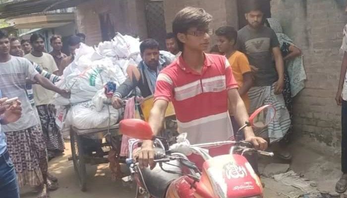 ভ্যানে করে নিয়ে যাওয়া হচ্ছে টিসিবির পণ্য। প্রবা ফটো