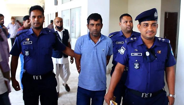 মঙ্গলবার রূপপুর প্রকল্পের গাড়িচালক সম্রাট হত্যা হত্যায় আসামি আব্দুল মমিনকে আদালতে হাজির করা হয়। প্রবা ফটো