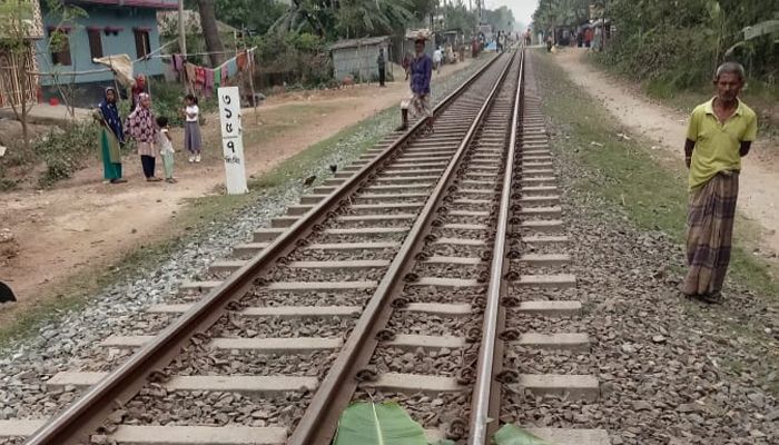 বরেন্দ্র এক্সপ্রেস ট্রেনে কাটা পড়ে নিহত ২ 