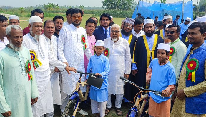 টানা ৪০ দিন জামাতে নামাজ পড়ে সাইকেল পেল ১০০ শিশু-কিশোর