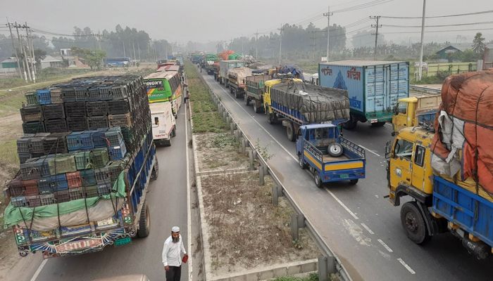 বঙ্গবন্ধু সেতু‌ মহাসড়কে ১৮ কিলোমিটার যানজট