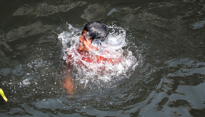 প্রচণ্ড দাবদাহে পুড়ছে দেশ