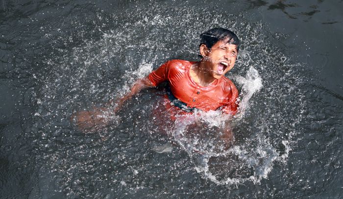 প্রচণ্ড দাবদাহে পুড়ছে দেশ