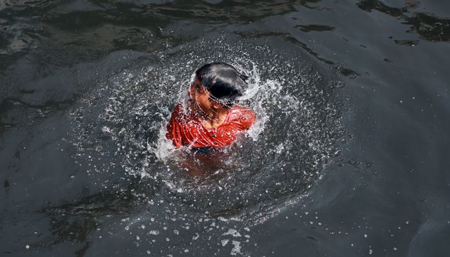 প্রচণ্ড দাবদাহে পুড়ছে দেশ